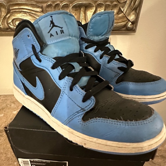 Air Jordan 1 (mid) - Picture 1 of 9